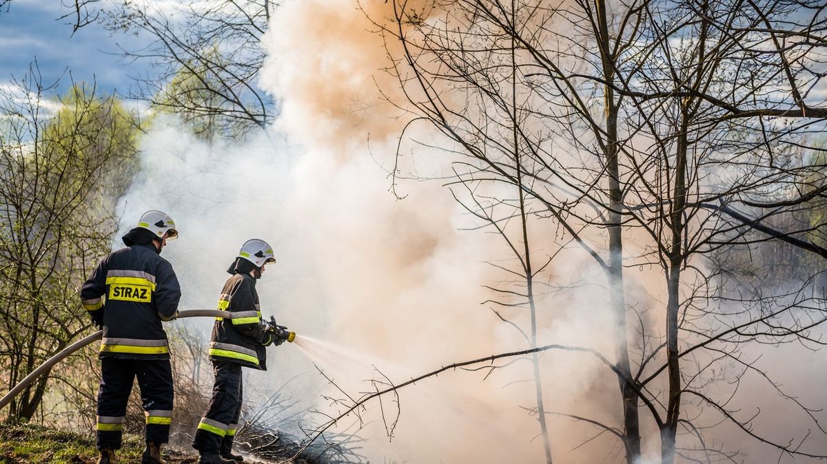 V pražských Kyjích hoří hala s odpadem, požár už je pod kontrolou